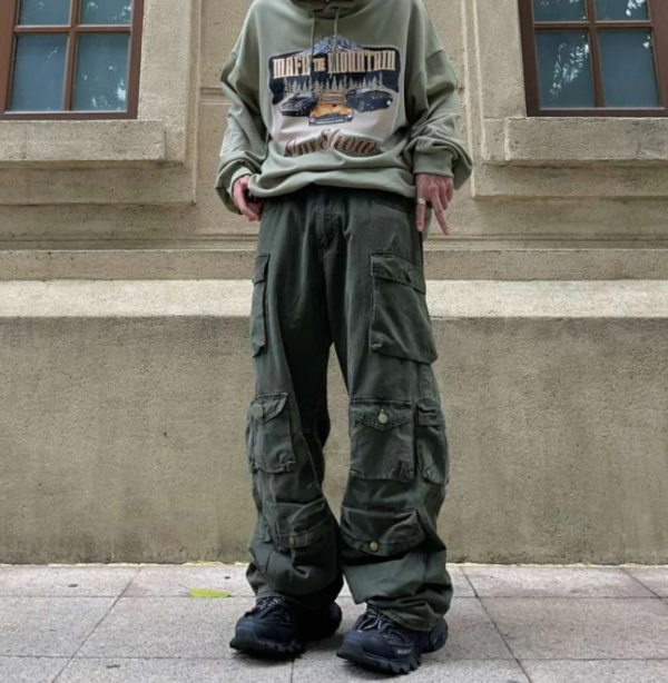 Celana Cargo dengan Berbagai Kantong